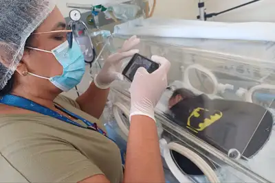 notícia: Bebês prematuros viram “super-heróis” em ensaio especial no HRBA durante o Novembro Roxo