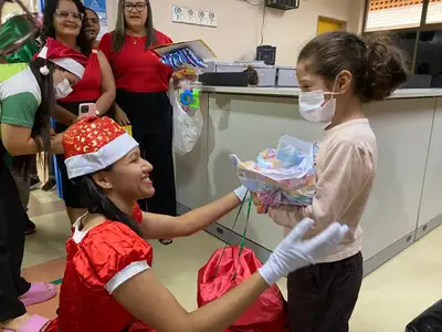 notícia: Hospital Geral de Tailândia antecipa o Natal e leva alegria às crianças em mais uma edição do Projeto Dia Feliz