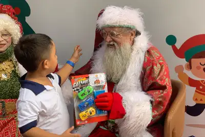 notícia: Ação conjunta leva alegria e acolhimento natalino a crianças atendidas na Santa Casa