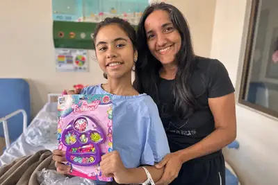 notícia: Pacientes internados no Hospital Metropolitano recebem presentes em celebração ao Natal