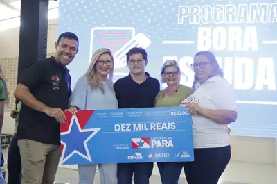 notícia: Seduc entrega cheques do programa "Bora Estudar" para estudantes de Benevides e Marituba