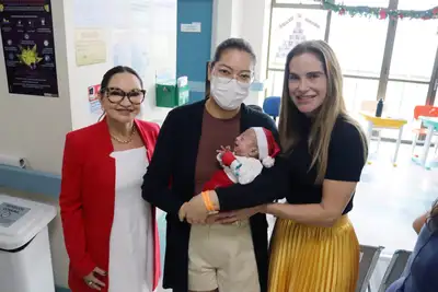 notícia: Criança internadas na pediatria da Santa Casa recebem a visita de Papai e Mamãe Noel e presentes da primeira dama do Estado