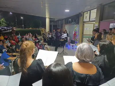 notícia: Regional de Santarém leva magia do Natal a pacientes com apresentações musicais