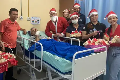 notícia: HRPC celebra o Natal com visita do Papai Noel a pacientes internados