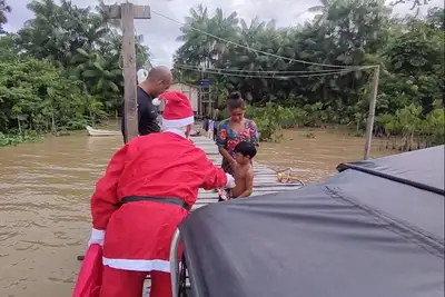 notícia: Agentes da Base Antônio Lemos participam de ação solidária para as criança ribeirinhas 