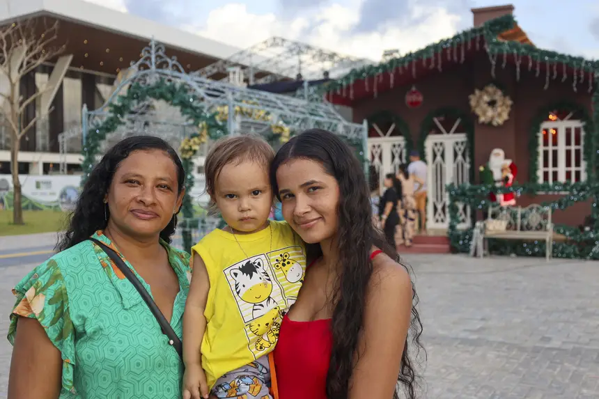 Suzana Yoko, com o filho Ravi e familiar