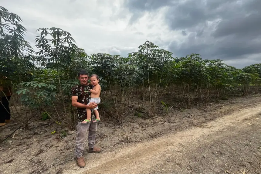 Rivelino Silva e a produção de mandioca que sustesta a família