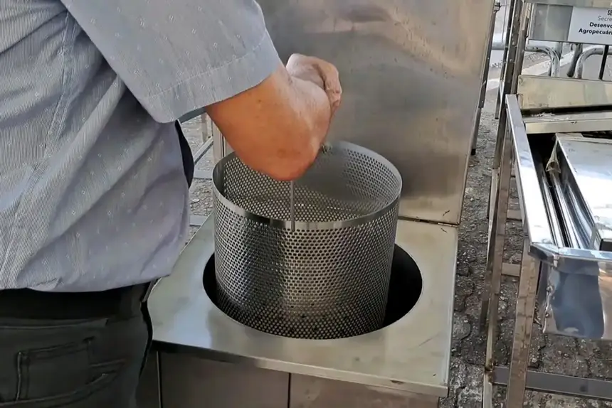 A Sedap demonstra como funciona os equipamentos como branqueador e mesa de seleção  entregues ao longo dos últimos anos