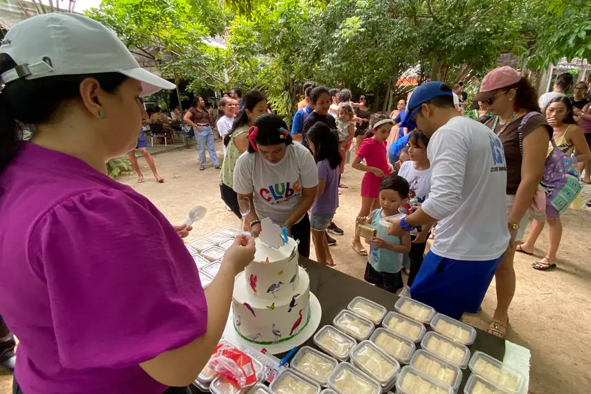 Público aproveitou para levar um pedaço do bolo