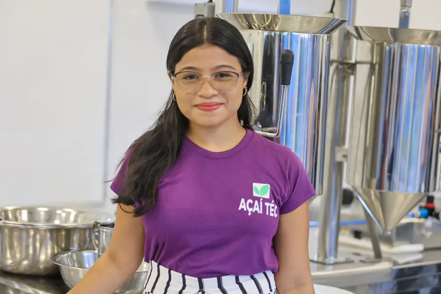 Tailane Camile Cardoso - Aluna do curso técnico de manipulação de Açaí <div class='credito_fotos'>Foto: Bruno Cruz / Ag. Pará &nbsp;&nbsp;|&nbsp;&nbsp; <a href='/midias/2026/originais/20260116100444-GF00026073-F00484841.jpg' download><i class='fa-solid fa-download'></i> Download</a></div>