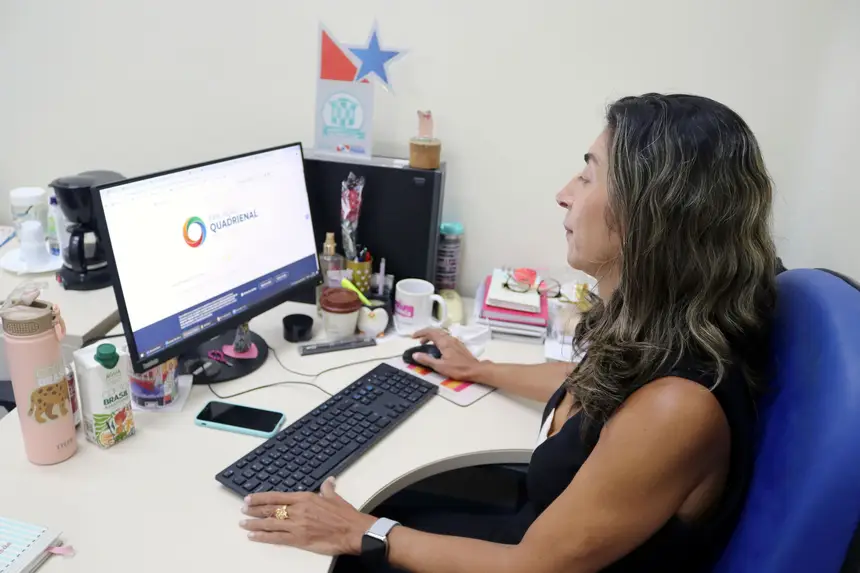 Valéria Santos acessa a avaliação no Portal Capes