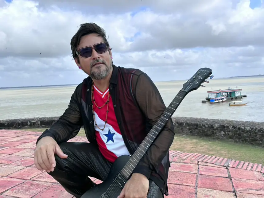 Charles Andi sobe pela primeira vez ao palco do Teatro Waldemar Henrique, em Belém, neste sábado (24)