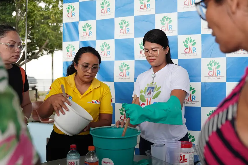 Denise Morais, presidente da Comissão de Sustentabilidade do CIIR, e Daryana Santos, facilitadora da oficina de sabão ecológico