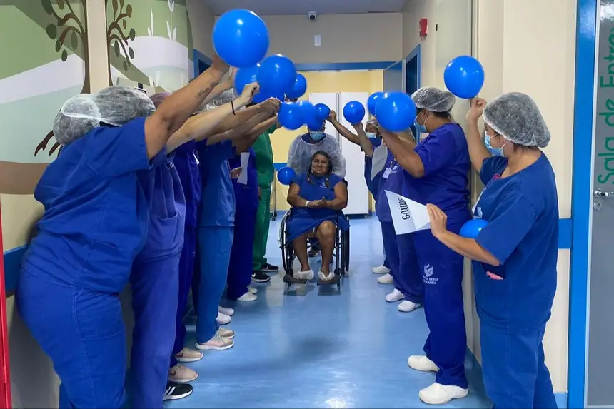 Profissionais da UTI formam um corredor de aplausos no momento em que Francisca deixa a unidade, simbolizando acolhimento, reconhecimento e a humanização do cuidado prestado durante todo o período de internação.