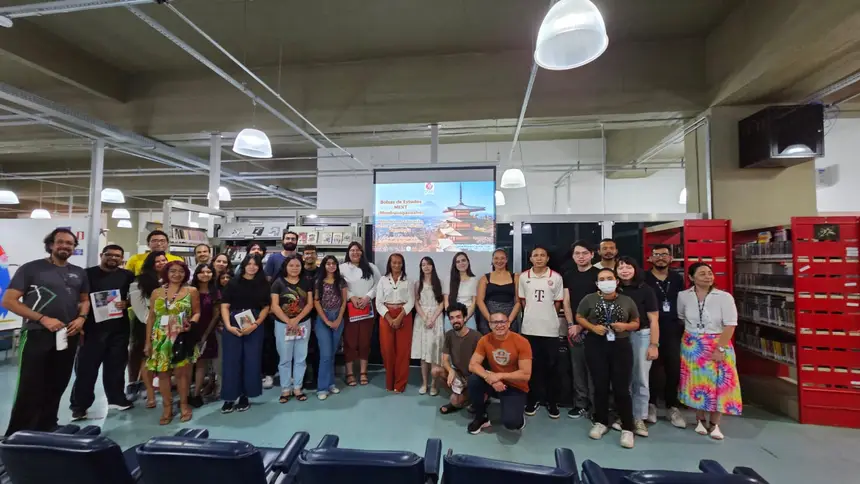 Público durante palestra de bolsas de estudo MEXT