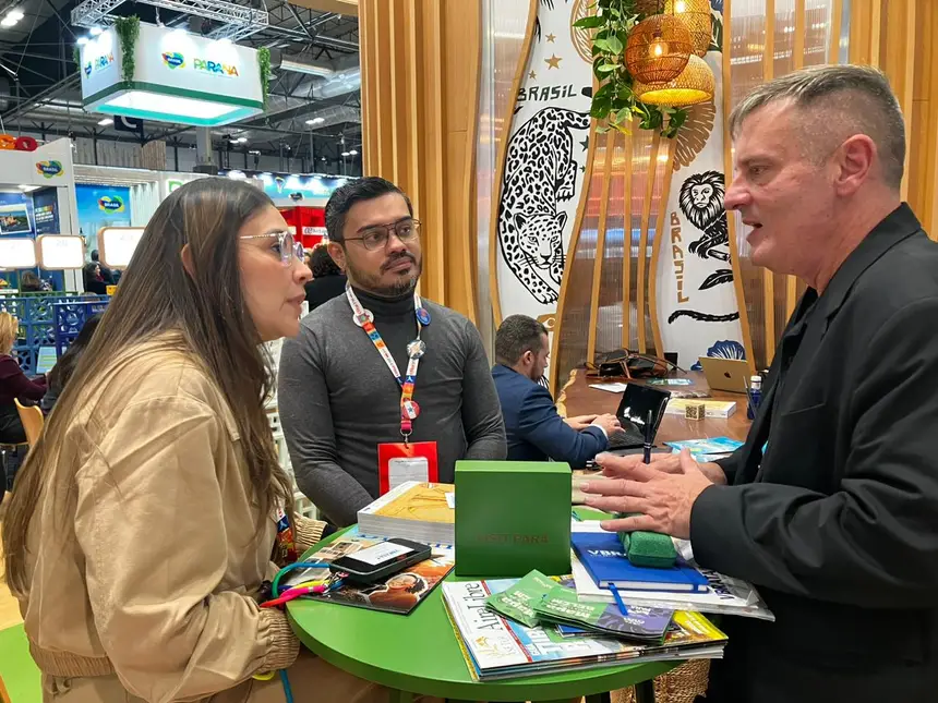 Alessandra Pamplona e Victor Lopes conversam com agentes e operadores de turismo 