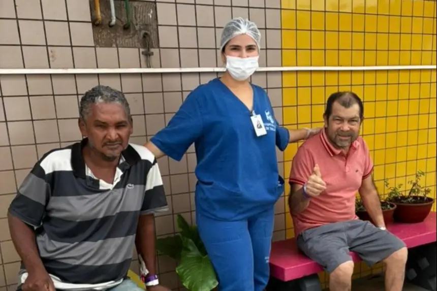 Atividade conduzida por fisioterapeuta com pacientes na horta, ambiente preparado para sessões terapêuticas e promoção do acolhimento.