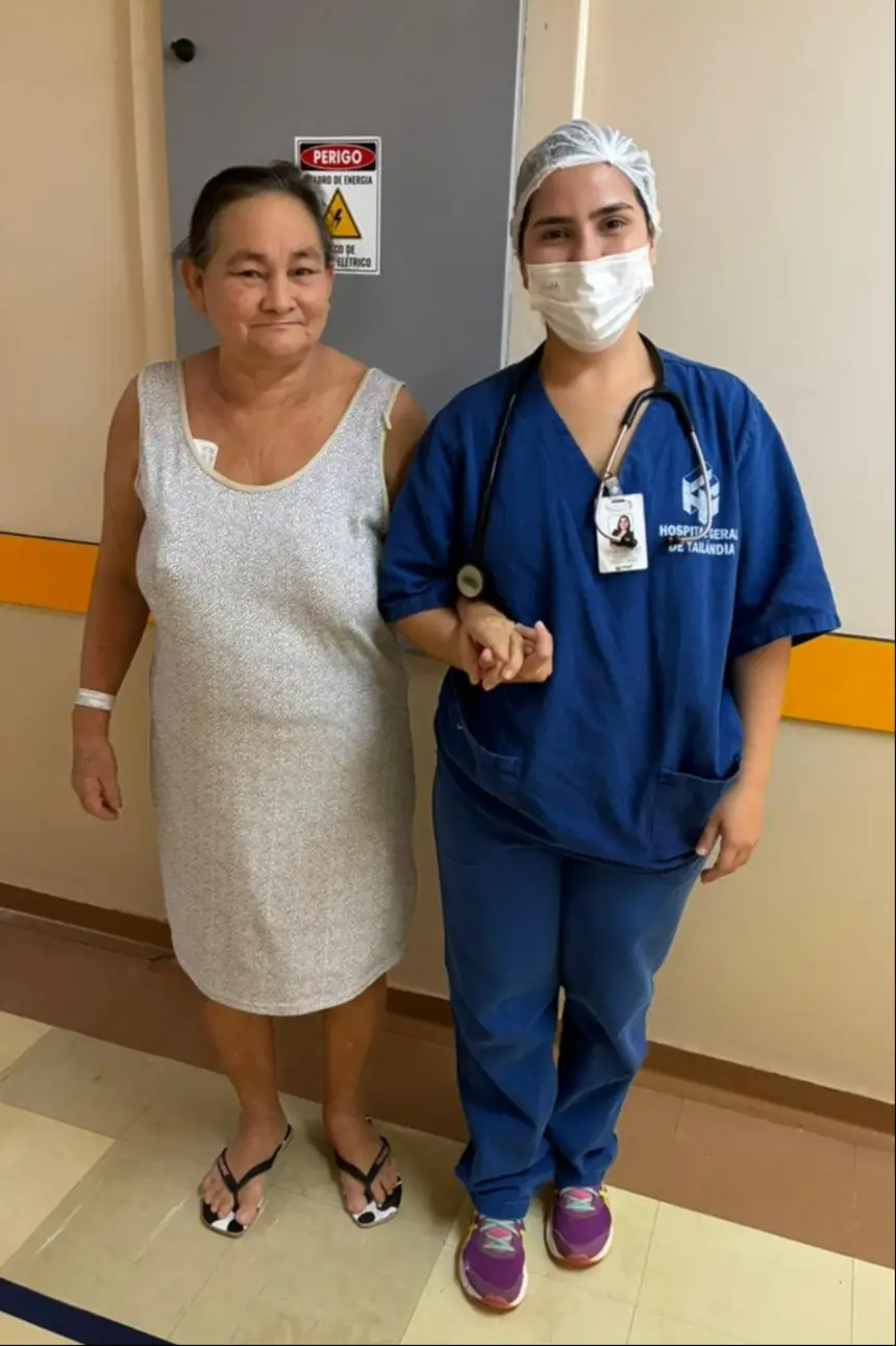 Atendimento fisioterapêutico conduzido pela profissional Tatiana Alves durante sessão com paciente.