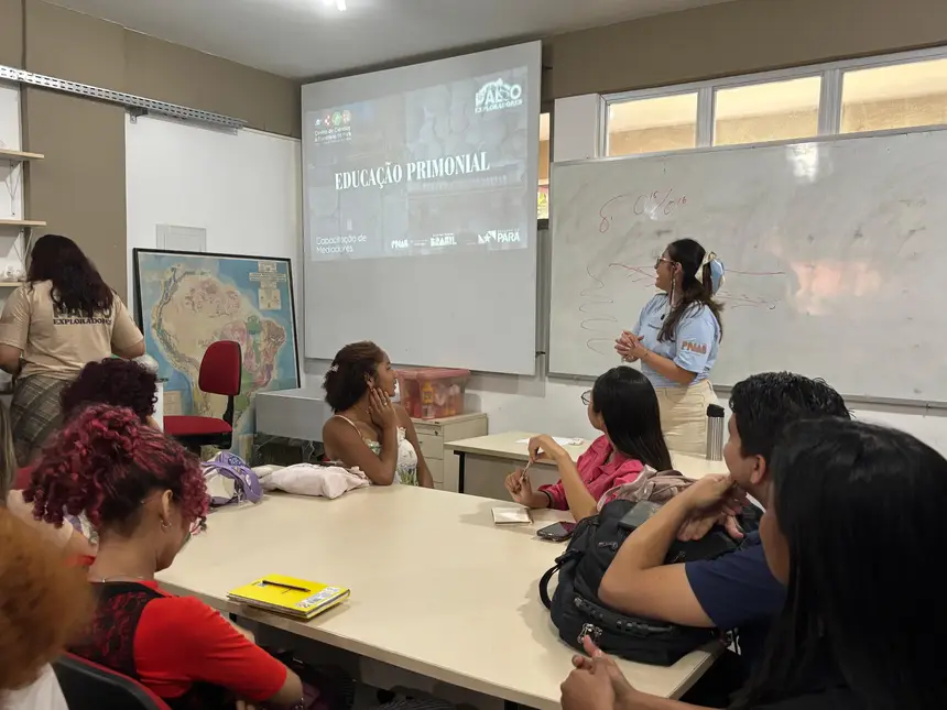 A Educação Patrimonial foi um dos temas contemplados por Laura Rojas, ministrante da oficina sobre Geodiversidade, Paleobiodiversidade e Patrimônio.