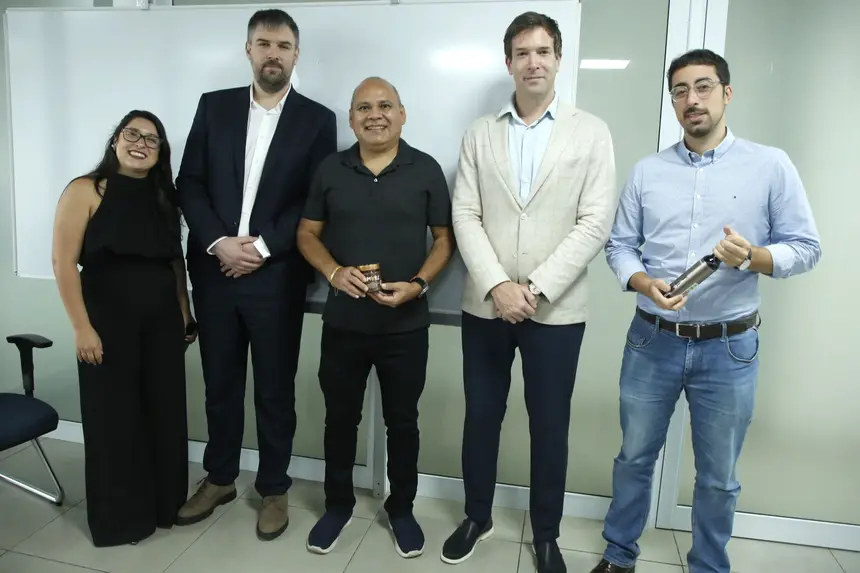 Secretário-adjunto de  Educação Básica, Júlio Meireles; consultor do Banco Interamericano de Desenvolvimento (BID), Martim Aguiar, e os representantes da empresa croata Stemi 