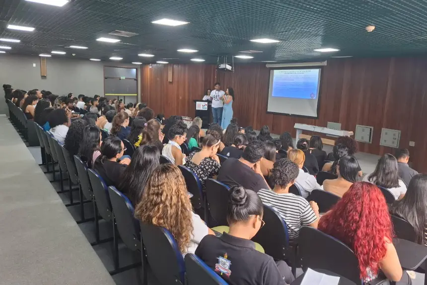 Realização de palestra educativa para alunos do curso de Serviço Social da Universidade Federal do Pará, integrando conteúdos de ética, visita monitorada e captação de doadores.