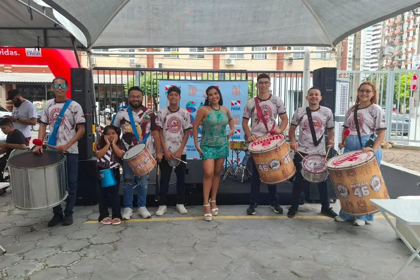 Cortejo cultural da Escola de Samba Quem São Eles pelos corredores do Hemopa, levando música e acolhimento aos doadores.
