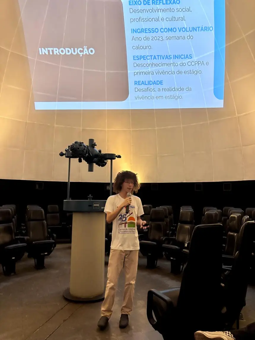 Enzo Gabriel Silva, ex-estagiário de Química, abordou sobre o desenvolvimento social, profissional e cultural durante a atuação.