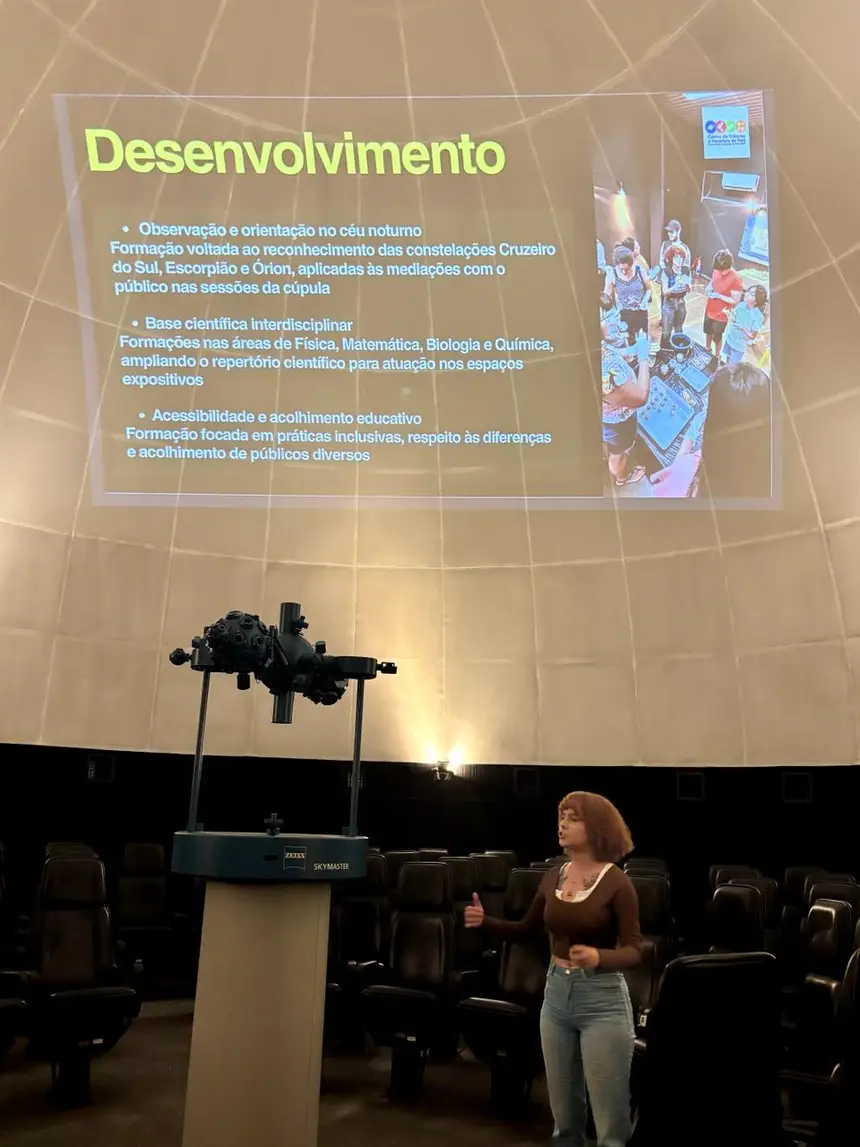 A estagiária de Biologia, Giselly Leitão, destacou as formações proporcionadas durante a atuação no Planetário, como a de Reconhecimento do Céu Noturno.