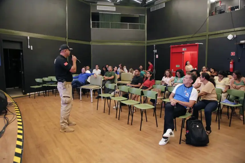 Coronel Bezerra, do Escola Segura em palestra sobre as ações e atividades realizadas pelo programa 