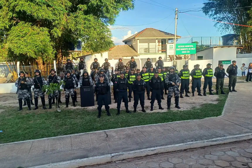 Policiamento no entrono do estádio em Belterra
