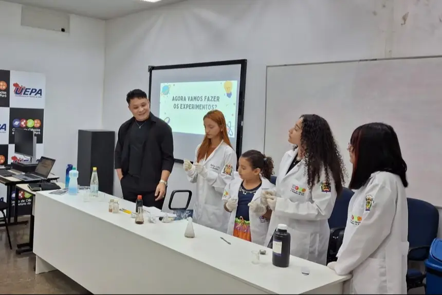 Oficina de Química, conduzida por Rodrigo Costa e Tamires Cruz, contemplou os experimentos utilizados durante o "Show da Química". 