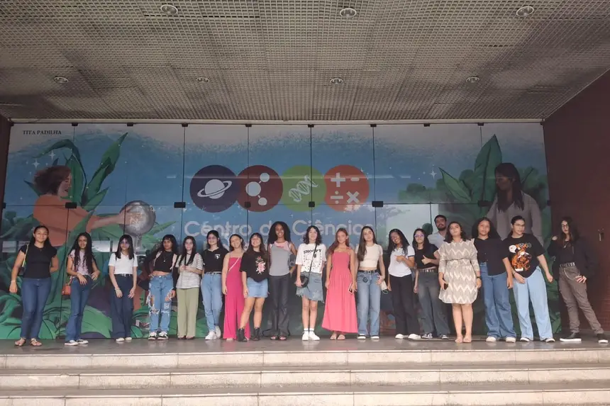 Projeto estimula meninas a participarem de atividades científicas e de pesquisa em diferentes áreas da Ciência.