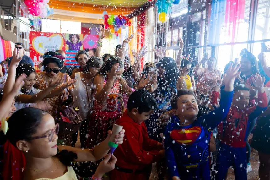 Crianças vestem fantasia para folia na Estação das Docas