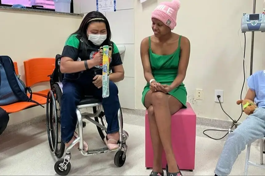 A atleta Luzia Frazão emocionou crianças e acompanhantes ao relatar como o esporte a ajudou a enfrentar o tratamento oncológico.