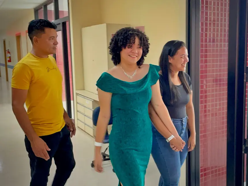 Para os pais, ver a adolescente sorrindo durante o tratamento renovou as forças da família