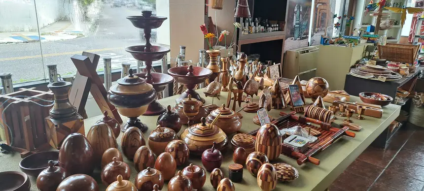 Peças em madeira, algumas com a técnica de marchetaria