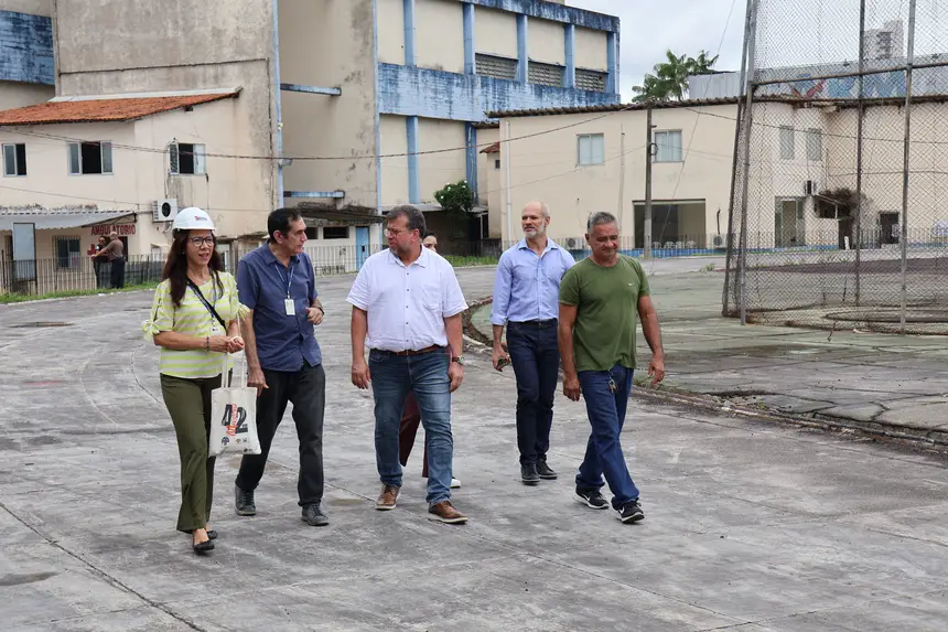 Equipe da Uepa em visita às obras da pista de atletismo