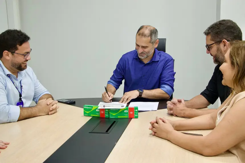 Titular da Sespa, Ualame Machado, assina documento de repasse das unidades do novo anticonceptivo