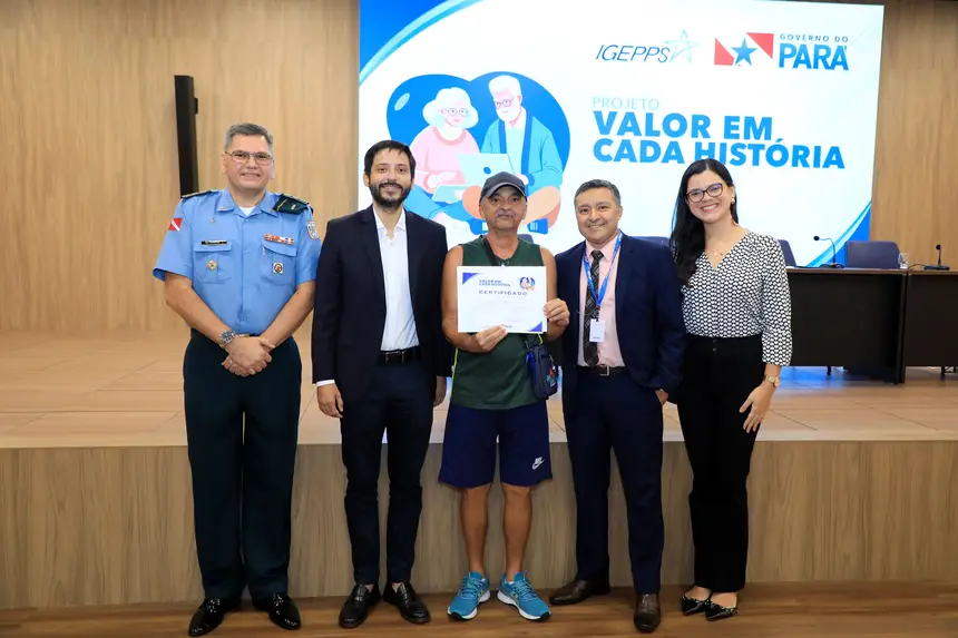 Lourival da Silva recebendo o certificado