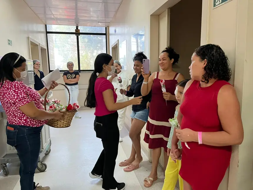 Em clima de acolhimento, usuárias, acompanhantes e colaboradoras foram homenageadas com a entrega de rosas durante a programação especial no hospital.