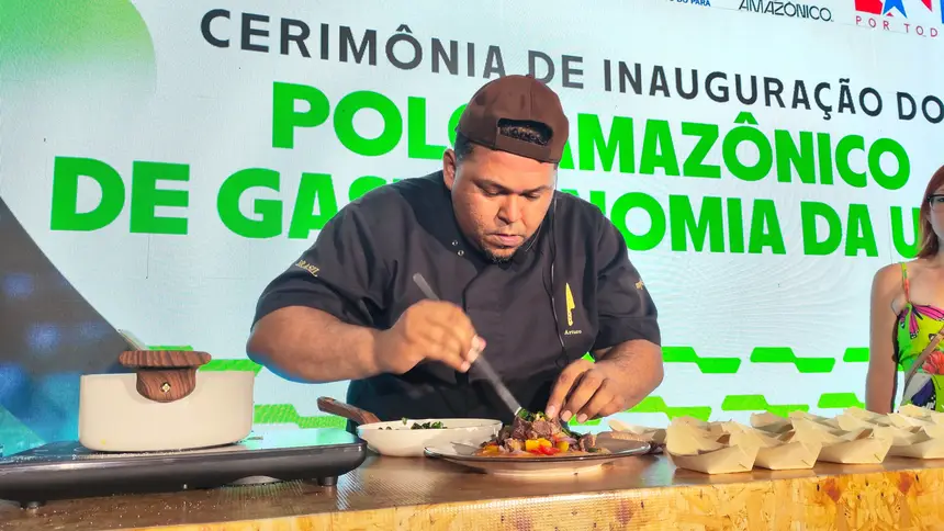 Chef Arturo preparando o" sabor Apoema "