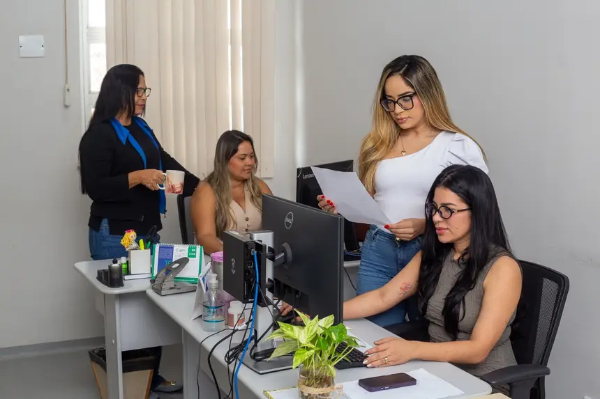 Mulheres do administrativo da Polícia Científica do Pará. 