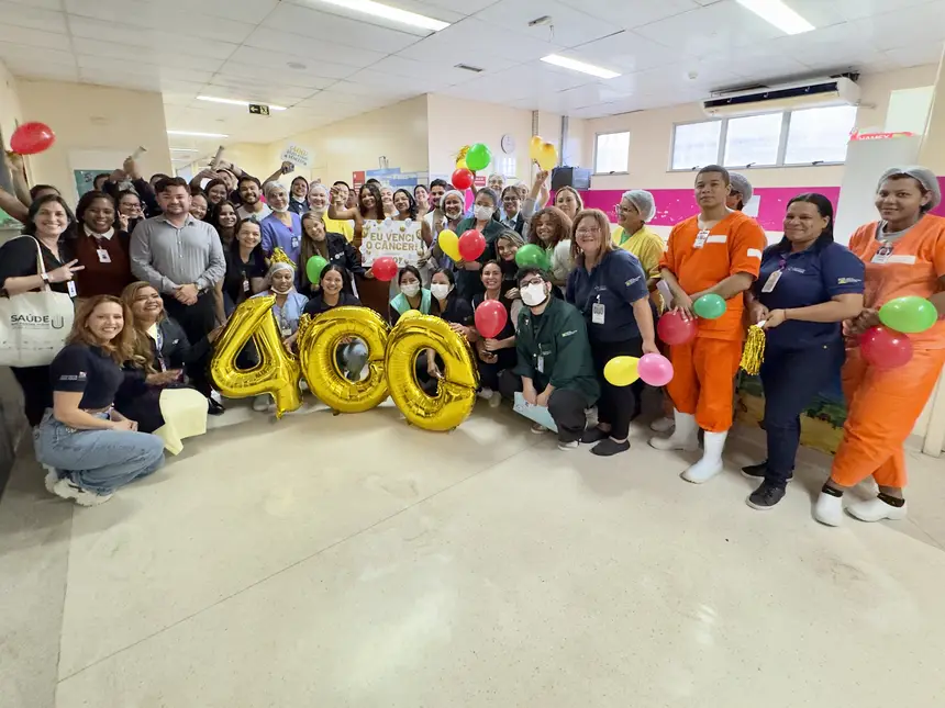 A cerimônia do sino representa o fim de uma jornada e o início de um novo capítulo na vida de crianças e adolescentes que alcançaram a alta definitiva