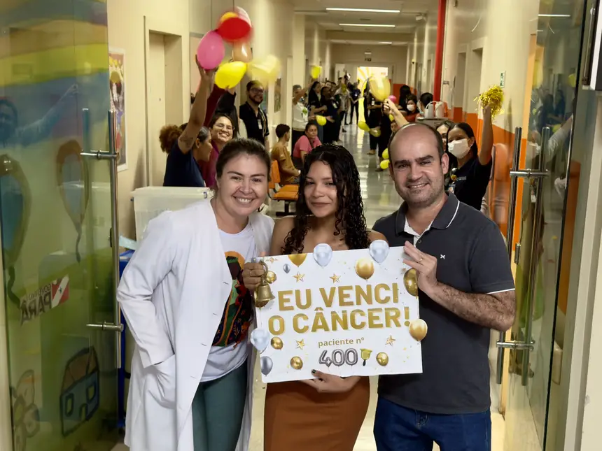 Os médicos Fabiola Puty e Antônio Moreira celebram a alta definitiva de Vitória