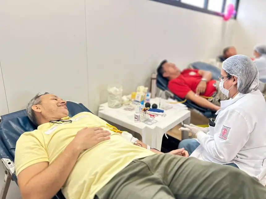 Acompanhante Francisco Alencar voltar a doar sangue no Hospital da Mulher