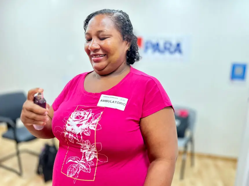 Paciente recebendo autocuido no HMPA