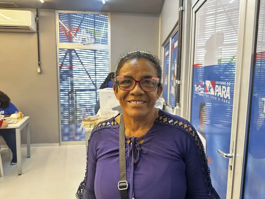 A moradora Beth Telles realizou exames de vista para a produção de seus novos óculos de grau e destacou a importância da iniciativa para a comunidade.