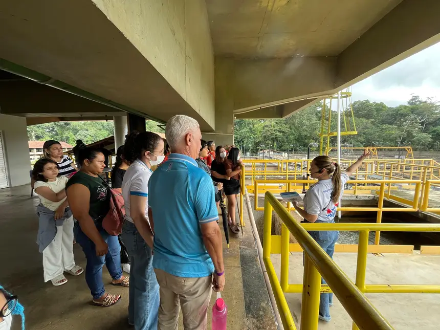 Usuários e acompanhantes durante visita à Estação de Tratamento de Água da cidade de Belém