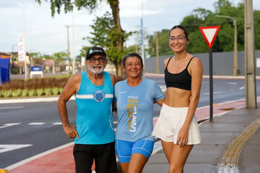 Osvaldo Ribeiro e família sorriem para a foto, satisfeitos com a nova via  