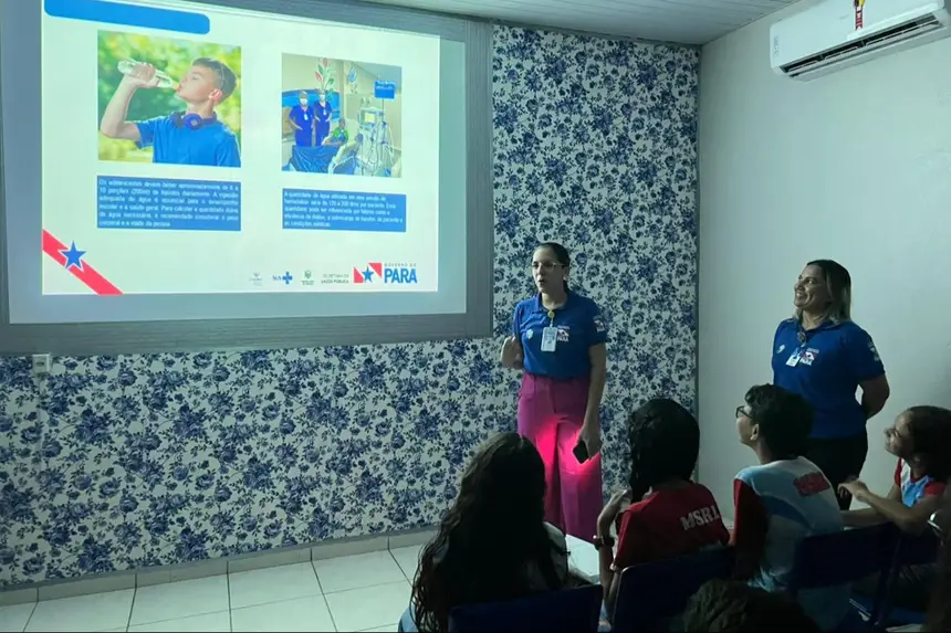 Jenifer Ribeiro e Joyce Souza, da hemodiálise do HGT, conduziram explicações sobre a importância da água nos processos de saúde, com destaque para o tratamento de hemodiálise